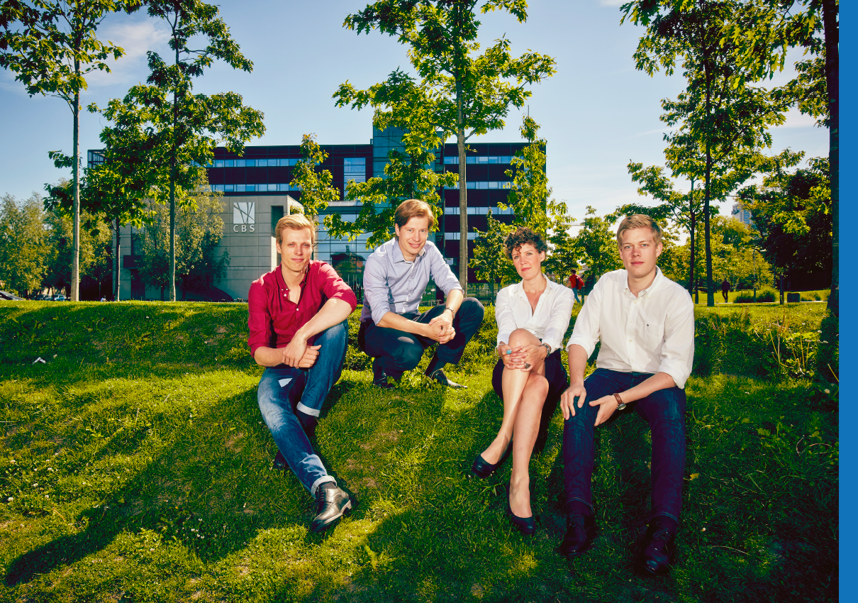 Anders, Christian, Anne Marie og Nicolai på græsset foran CBS