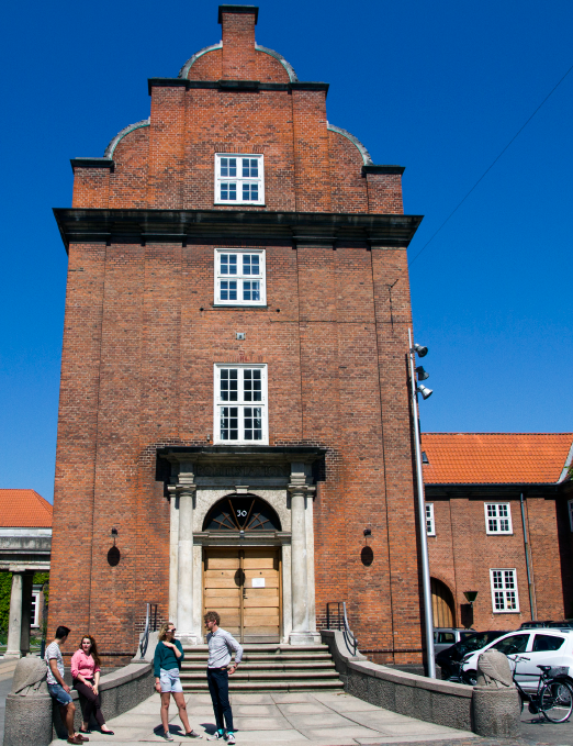 Den oprindelige hovedindgang mod Howitzvej. Dørene var lukket til, og gavlen bar stadig husnummeret 30.