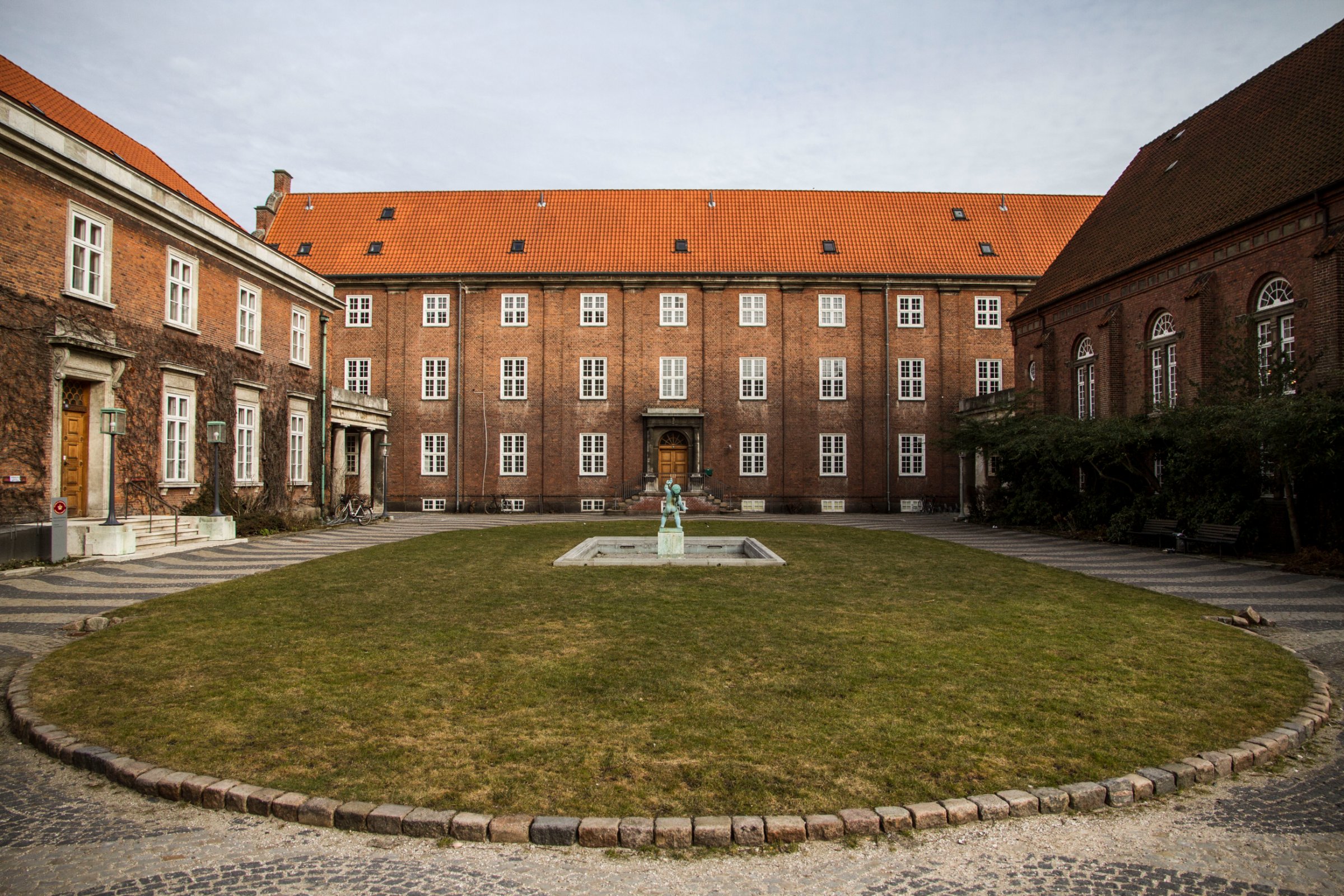 Politistationen set fra den fredede plads, med domhuset til venstre og kirken til højre